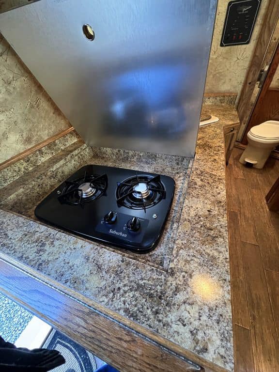 2009 Platinum Coach 3 H 16′ SW w/Outlaw Conversion - Image 35
