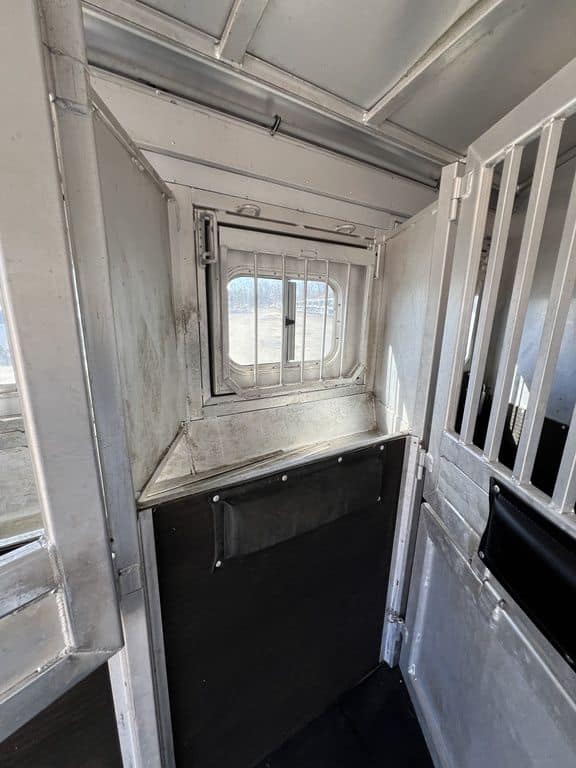 2009 Platinum Coach 3 H 16′ SW w/Outlaw Conversion - Image 17