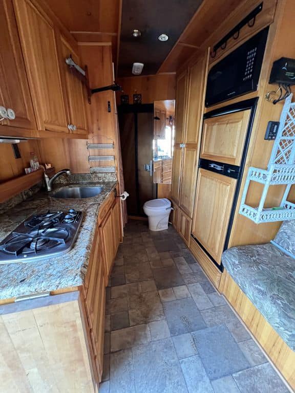 2007 Platinum Coach 8310 LQ 3 Horse - Image 21