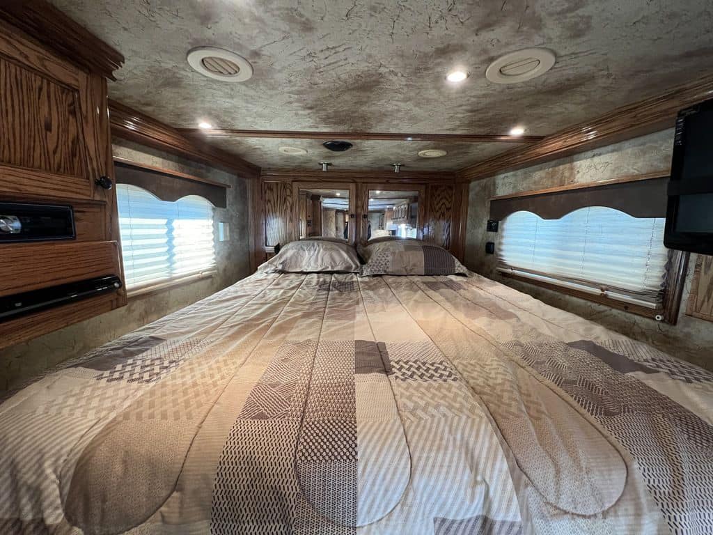 2009 Platinum Coach 3 H 16′ SW w/Outlaw Conversion - Image 27