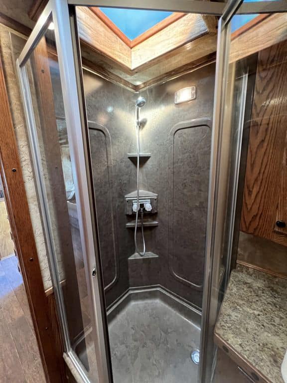 2009 Platinum Coach 3 H 16′ SW w/Outlaw Conversion - Image 42