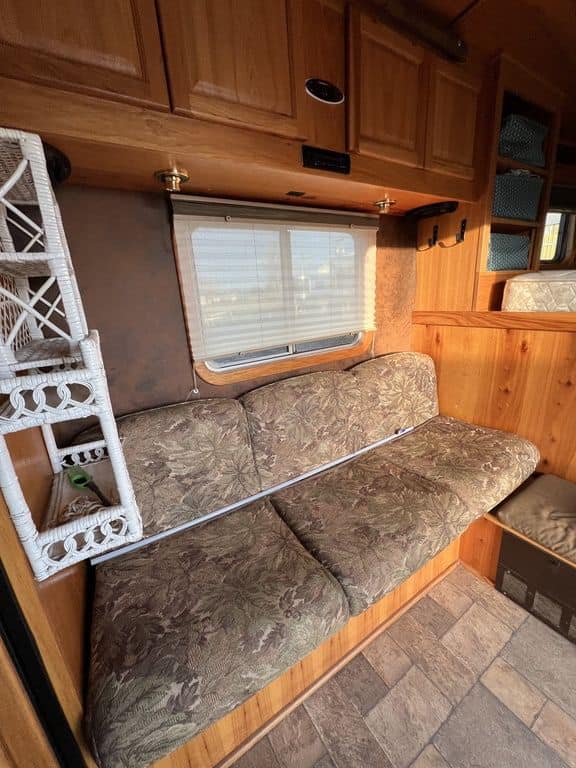 2007 Platinum Coach 8310 LQ 3 Horse - Image 20