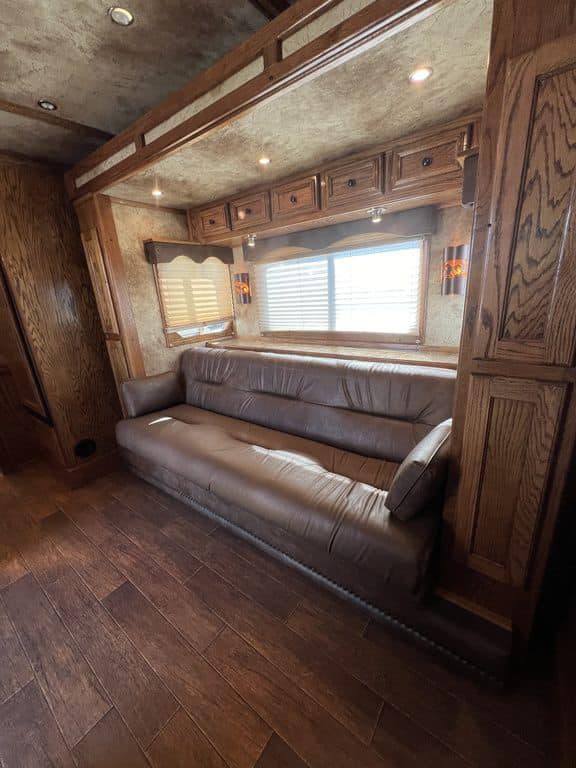 2009 Platinum Coach 3 H 16′ SW w/Outlaw Conversion - Image 32