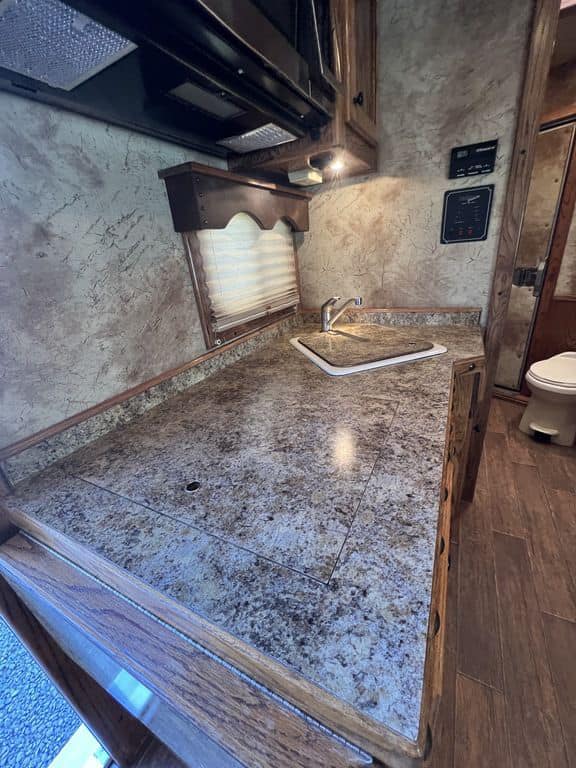 2009 Platinum Coach 3 H 16′ SW w/Outlaw Conversion - Image 34