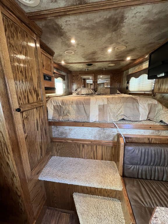 2009 Platinum Coach 3 H 16′ SW w/Outlaw Conversion - Image 26