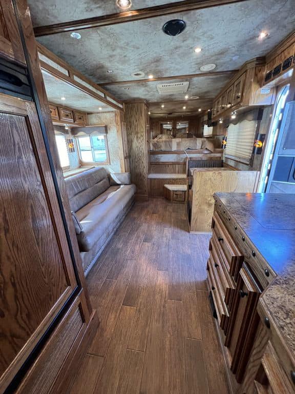 2009 Platinum Coach 3 H 16′ SW w/Outlaw Conversion - Image 23