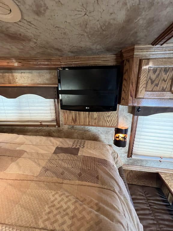 2009 Platinum Coach 3 H 16′ SW w/Outlaw Conversion - Image 29