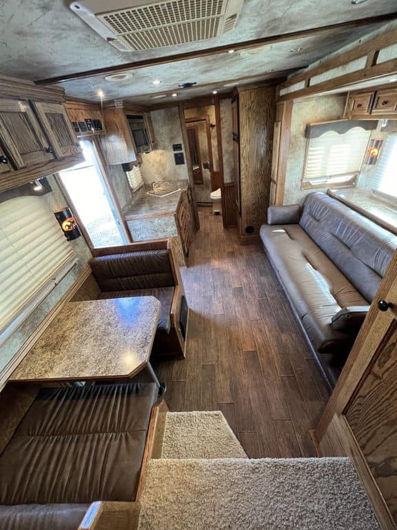 2009 Platinum Coach 3 H 16′ SW w/Outlaw Conversion - Image 30