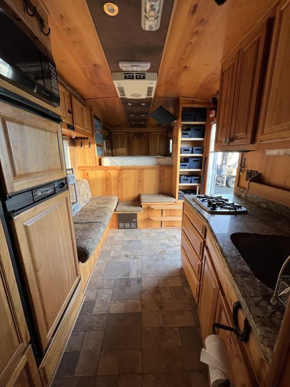 2007 Platinum Coach 8310 LQ 3 Horse - Image 30