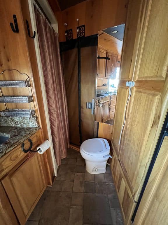 2007 Platinum Coach 8310 LQ 3 Horse - Image 26
