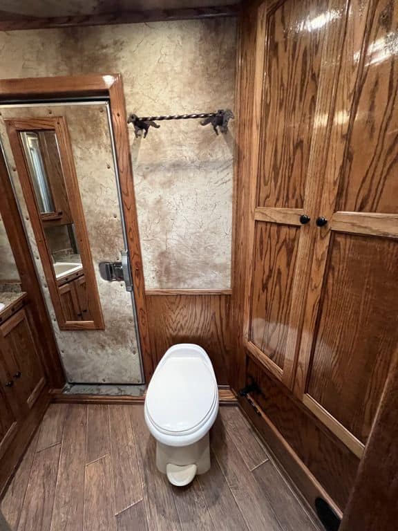 2009 Platinum Coach 3 H 16′ SW w/Outlaw Conversion - Image 37