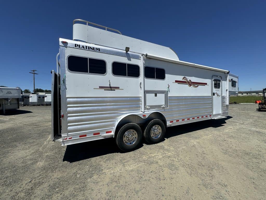 2007 Platinum Coach 8310 LQ 3 Horse - Image 6