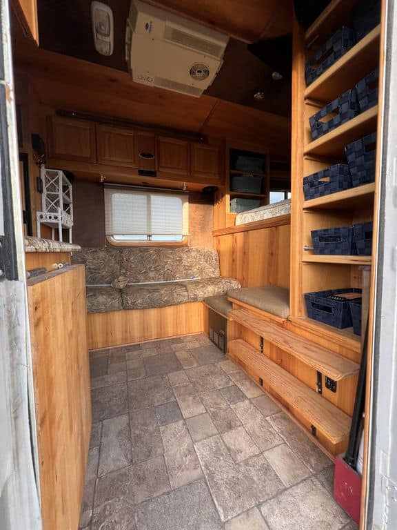 2007 Platinum Coach 8310 LQ 3 Horse - Image 18