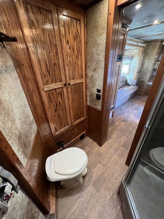2009 Platinum Coach 3 H 16′ SW w/Outlaw Conversion - Image 40