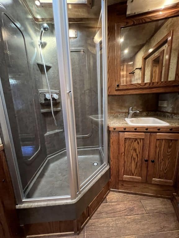 2009 Platinum Coach 3 H 16′ SW w/Outlaw Conversion - Image 39