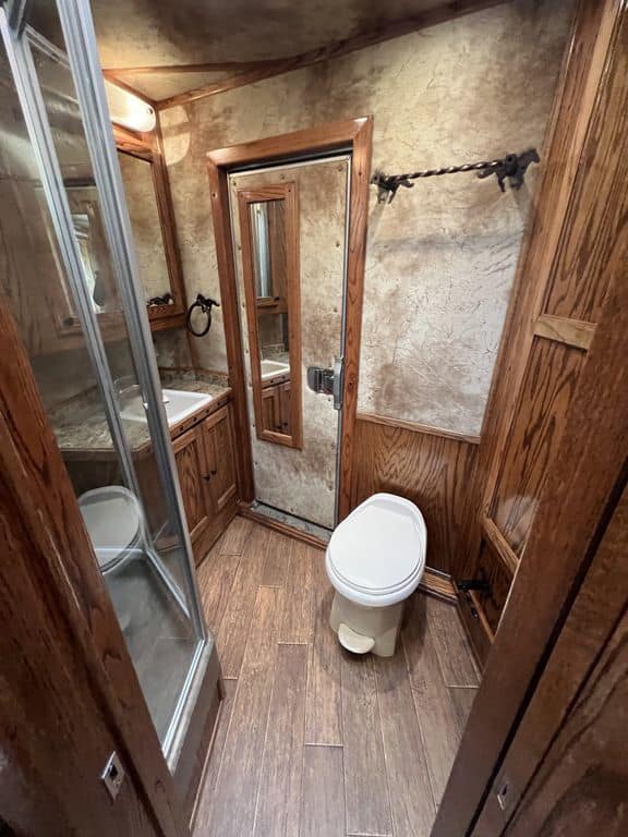 2009 Platinum Coach 3 H 16′ SW w/Outlaw Conversion - Image 36