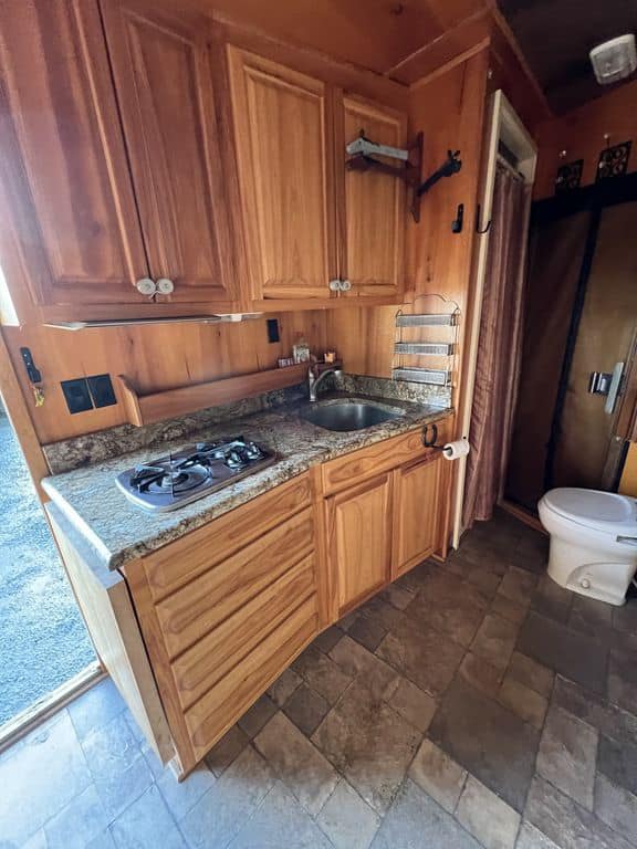 2007 Platinum Coach 8310 LQ 3 Horse - Image 24