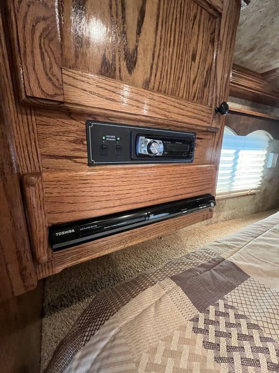 2009 Platinum Coach 3 H 16′ SW w/Outlaw Conversion - Image 28