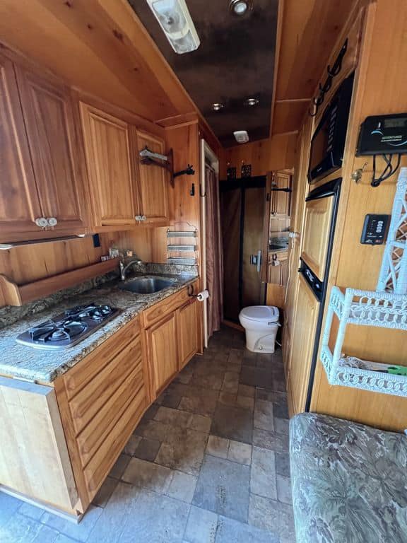 2007 Platinum Coach 8310 LQ 3 Horse - Image 23