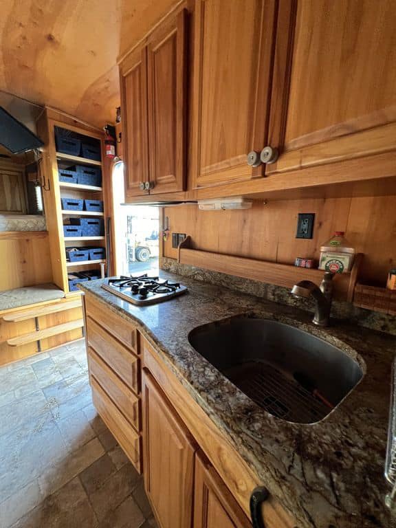 2007 Platinum Coach 8310 LQ 3 Horse - Image 31