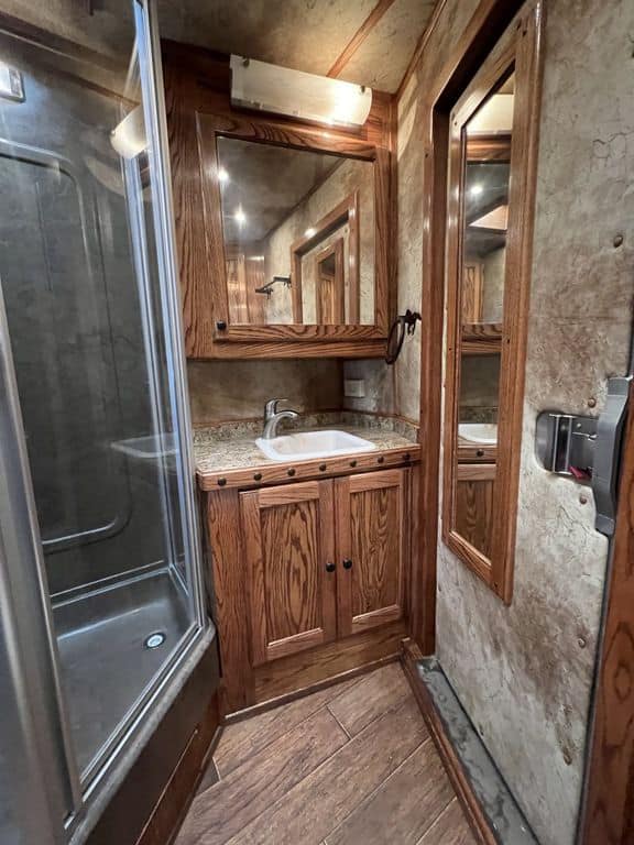 2009 Platinum Coach 3 H 16′ SW w/Outlaw Conversion - Image 38