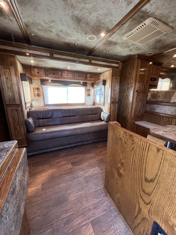 2009 Platinum Coach 3 H 16′ SW w/Outlaw Conversion - Image 22