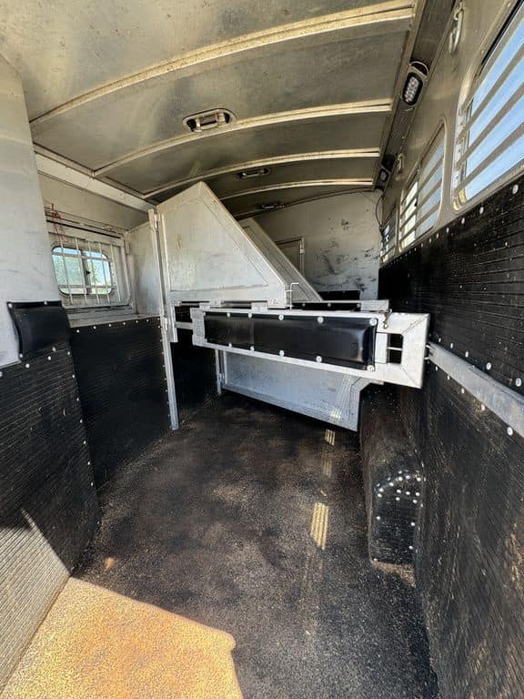 2007 Platinum Coach 8310 LQ 3 Horse - Image 11