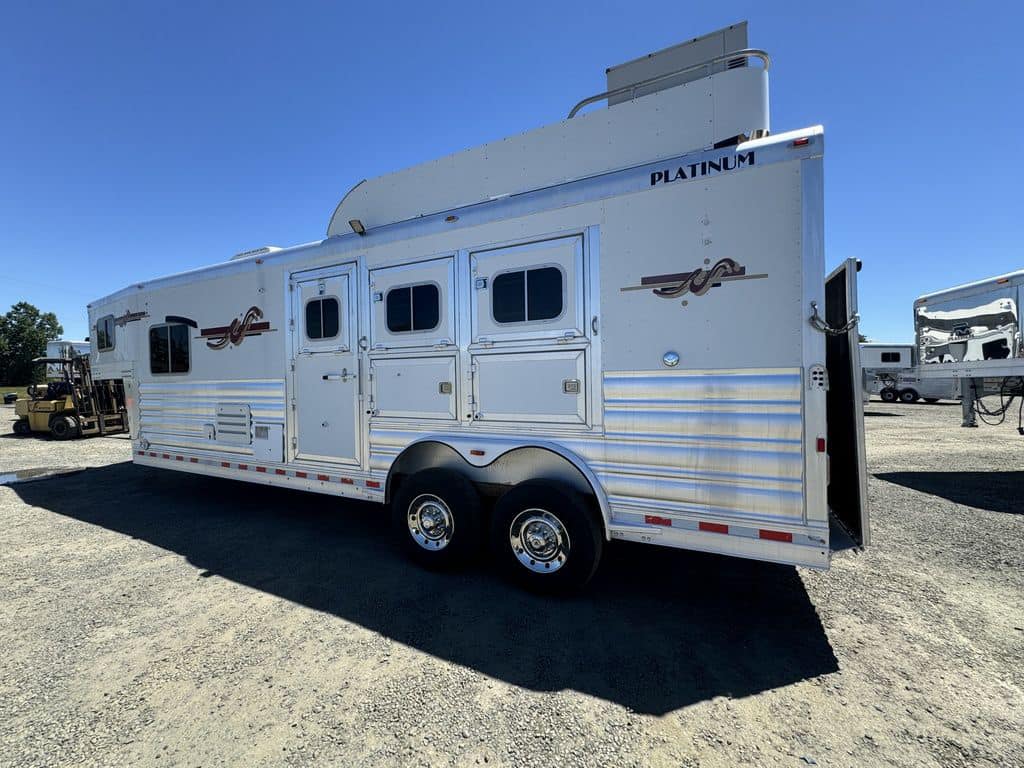 2007 Platinum Coach 8310 LQ 3 Horse - Image 3