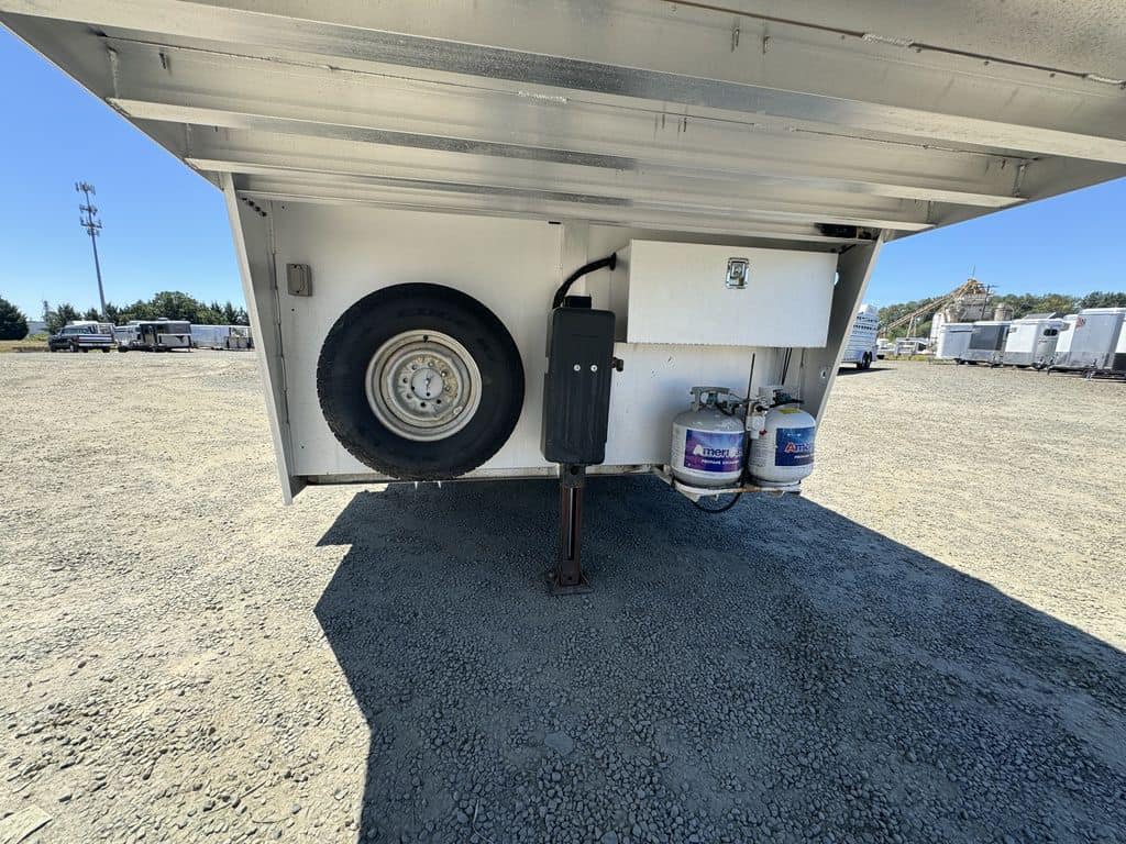 2007 Platinum Coach 8310 LQ 3 Horse - Image 8