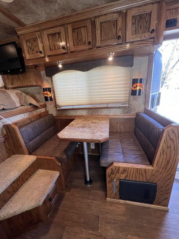2009 Platinum Coach 3 H 16′ SW w/Outlaw Conversion - Image 31