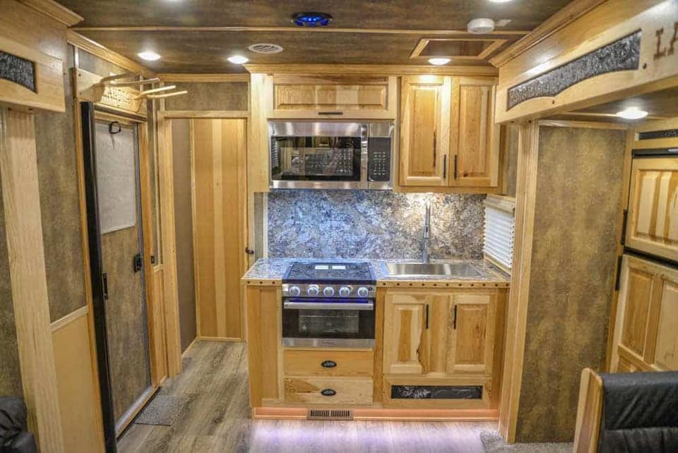 2024 LAKOTA BIG HORN 8417 DOUBLE SLIDE 4 HORSE TRAILER - Image 17