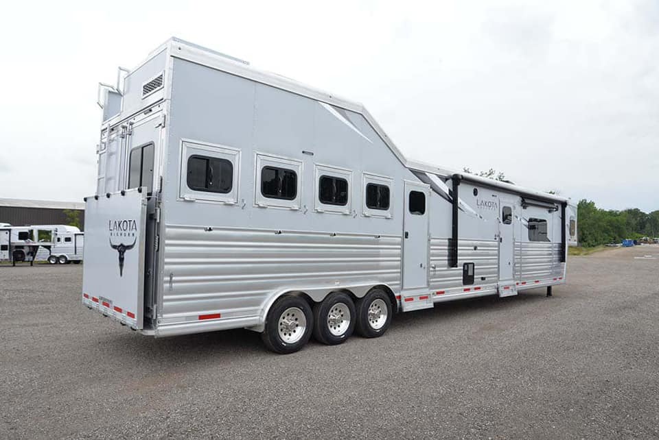 2024 LAKOTA BIG HORN 8417 DOUBLE SLIDE 4 HORSE TRAILER - Image 8