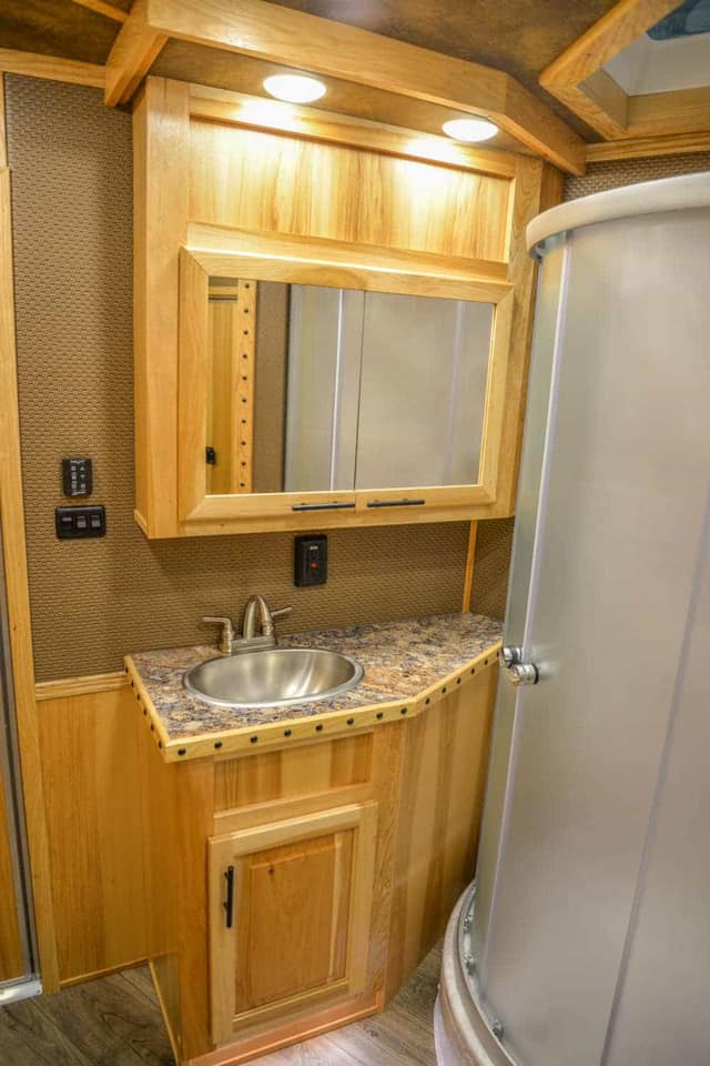 2024 LAKOTA BIG HORN 8417 DOUBLE SLIDE 4 HORSE TRAILER - Image 32