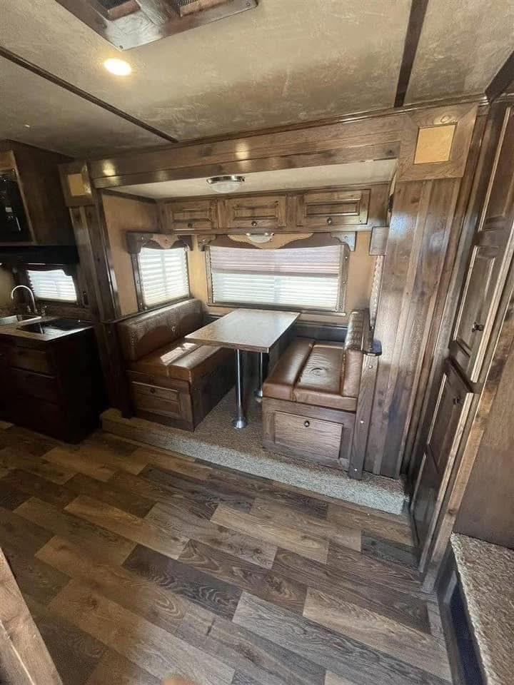 2016 Platinum 4 Horse Reverse Load Bunk Beds - Image 18