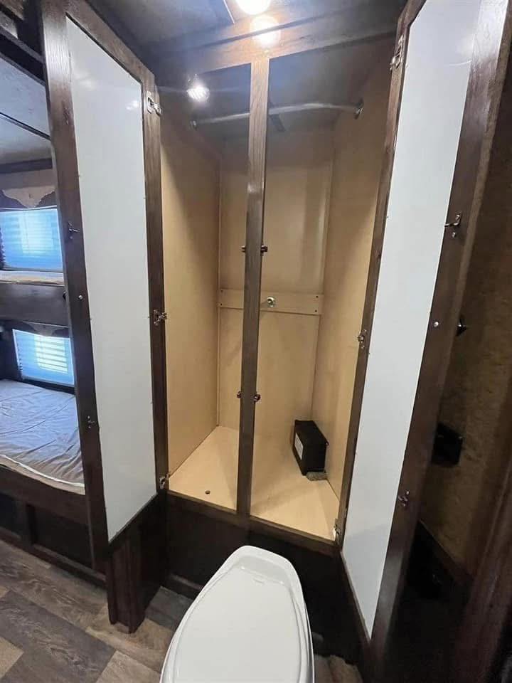 2016 Platinum 4 Horse Reverse Load Bunk Beds - Image 28