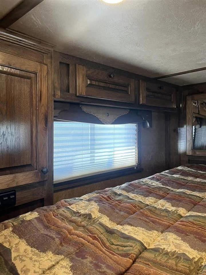 2016 Platinum 4 Horse Reverse Load Bunk Beds - Image 16