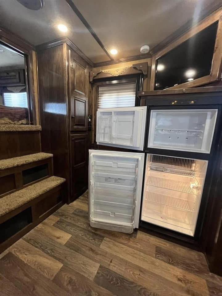 2016 Platinum 4 Horse Reverse Load Bunk Beds - Image 23