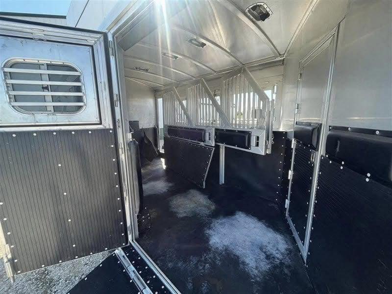 2016 Platinum 4 Horse Reverse Load Bunk Beds - Image 11