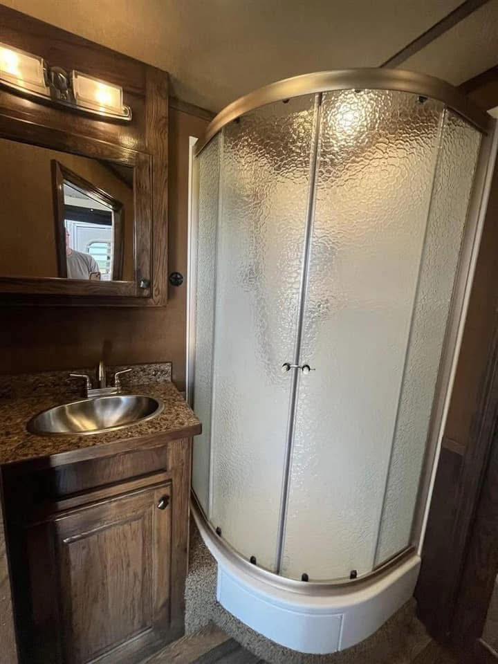 2016 Platinum 4 Horse Reverse Load Bunk Beds - Image 26