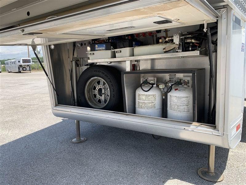 2014 4 Star 3 Horse Slant Living Quaters Outlaw Conversions - Image 9