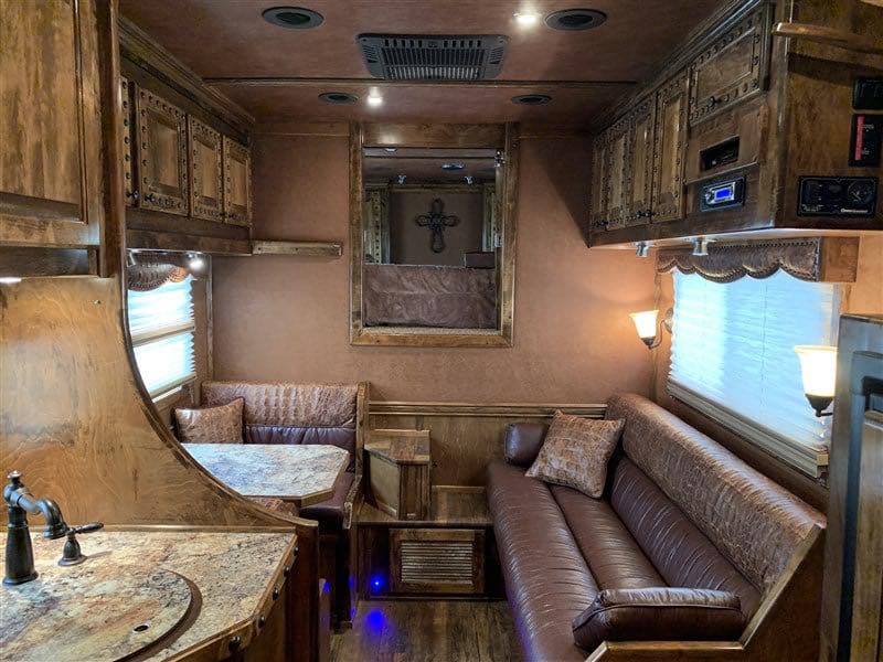 2014 4 Star 4 Horse Slant Living Quaters Outlaw Conversions - Image 17