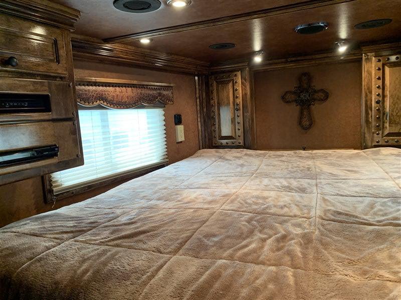2014 4 Star 4 Horse Slant Living Quaters Outlaw Conversions - Image 21