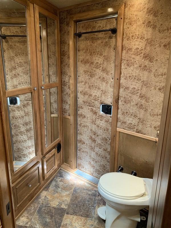 2014 4 Star 3 Horse Slant Living Quaters Outlaw Conversions - Image 23