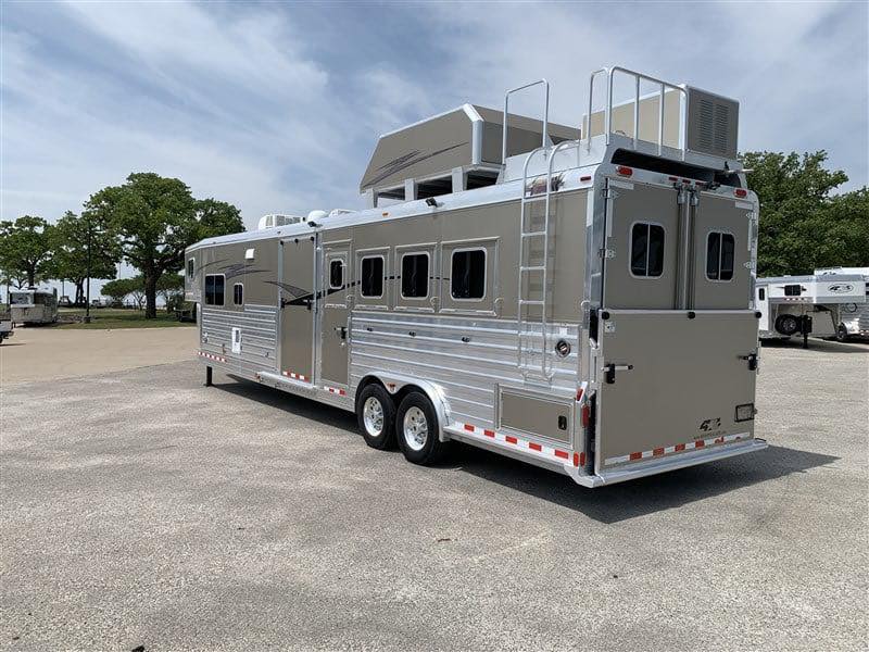2014 4 Star 4 Horse Slant Living Quaters Outlaw Conversions - Image 6