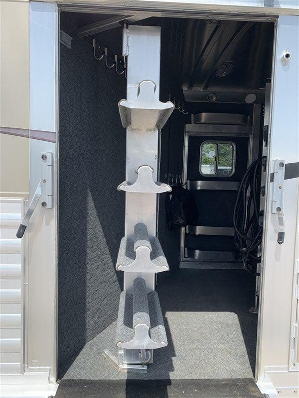 2014 4 Star 4 Horse Slant Living Quaters Outlaw Conversions - Image 14