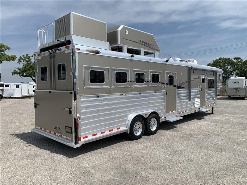 2014 4 Star 4 Horse Slant Living Quaters Outlaw Conversions - Image 4