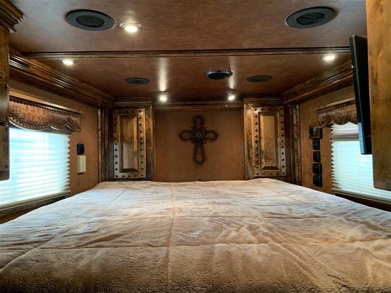 2014 4 Star 4 Horse Slant Living Quaters Outlaw Conversions - Image 20