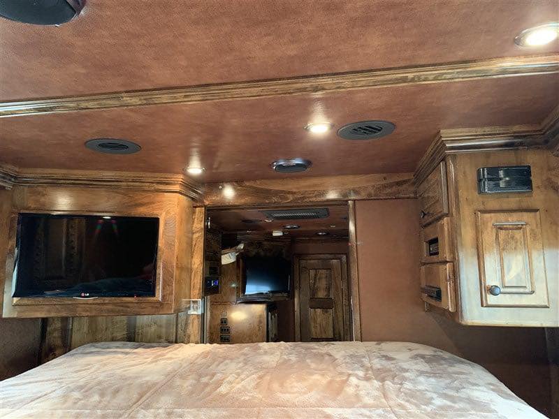 2014 4 Star 4 Horse Slant Living Quaters Outlaw Conversions - Image 23