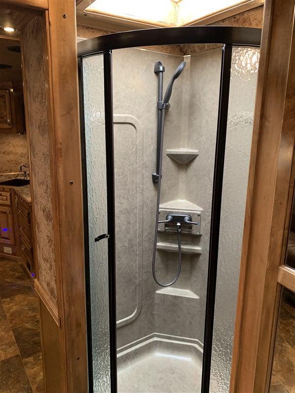 2014 4 Star 3 Horse Slant Living Quaters Outlaw Conversions - Image 24