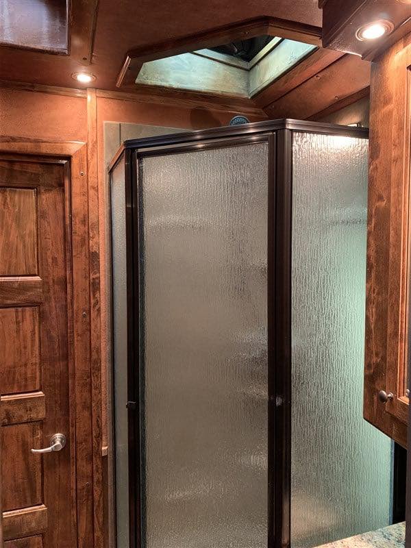 2014 4 Star 4 Horse Slant Living Quaters Outlaw Conversions - Image 29